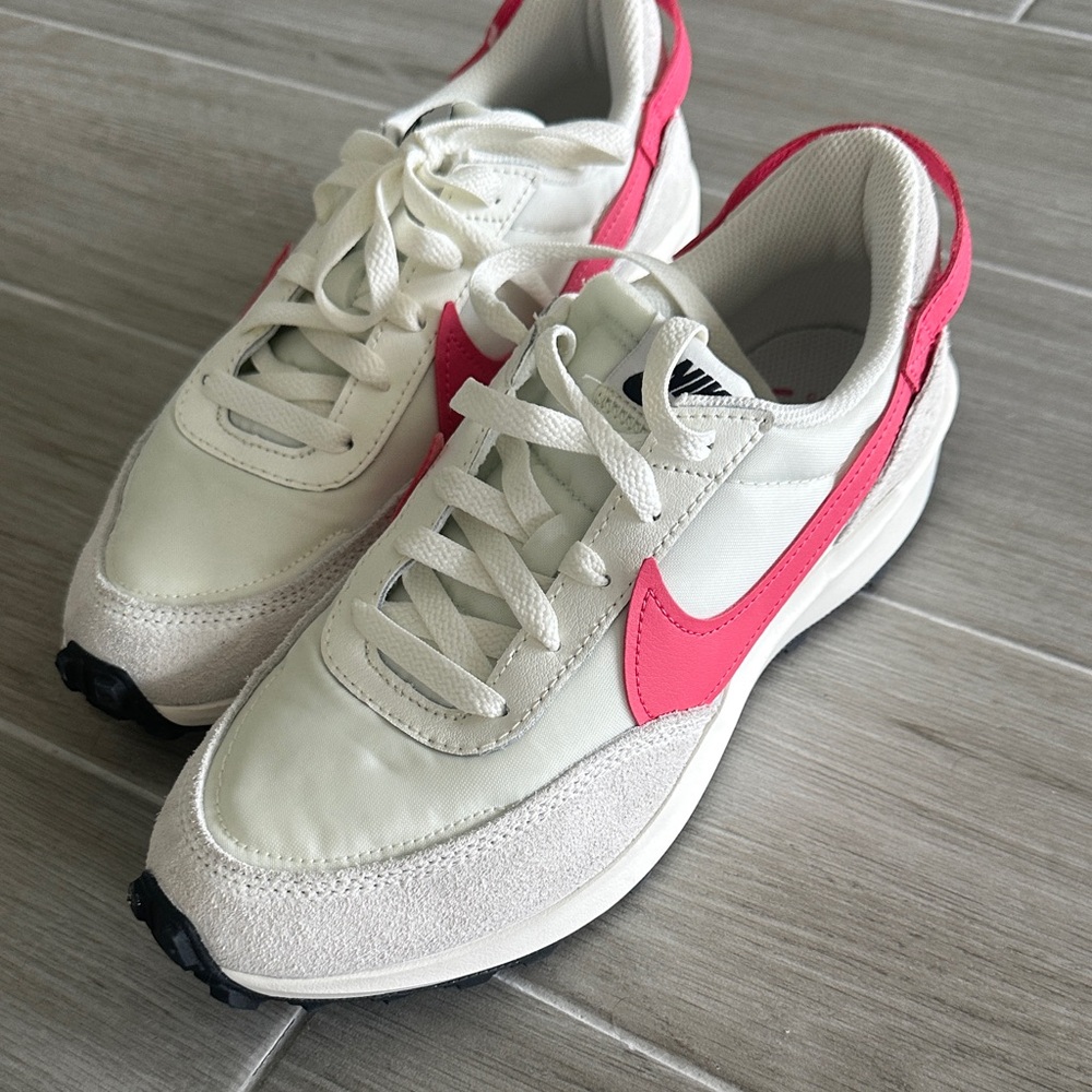 Nike Women's Sneakers in White and Pink
